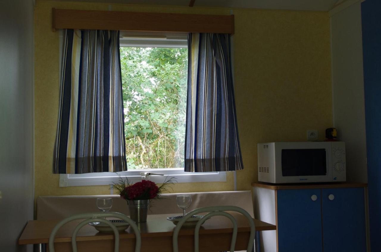 Hotel Camping La Bergerie La Chapelle-Achard Habitación foto